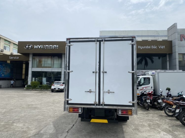 EX8L Thùng Kín composite Hyundai 7.2 tấn dài 5m8