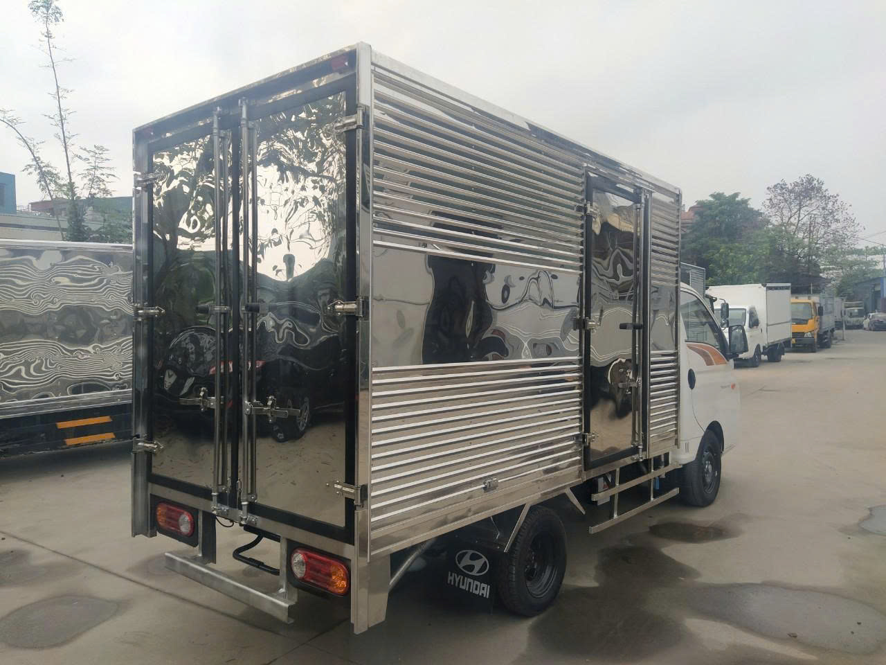 Xe Tải Hyundai 1.5 Tấn Thùng Kín Inox 304 Chở Hải Sản