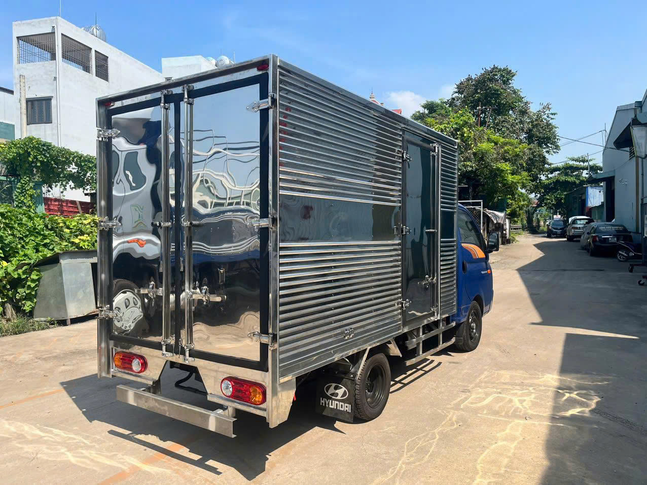Xe Tải Hyundai 1.5 Tấn Thùng Kín Inox 304 Chở Hải Sản