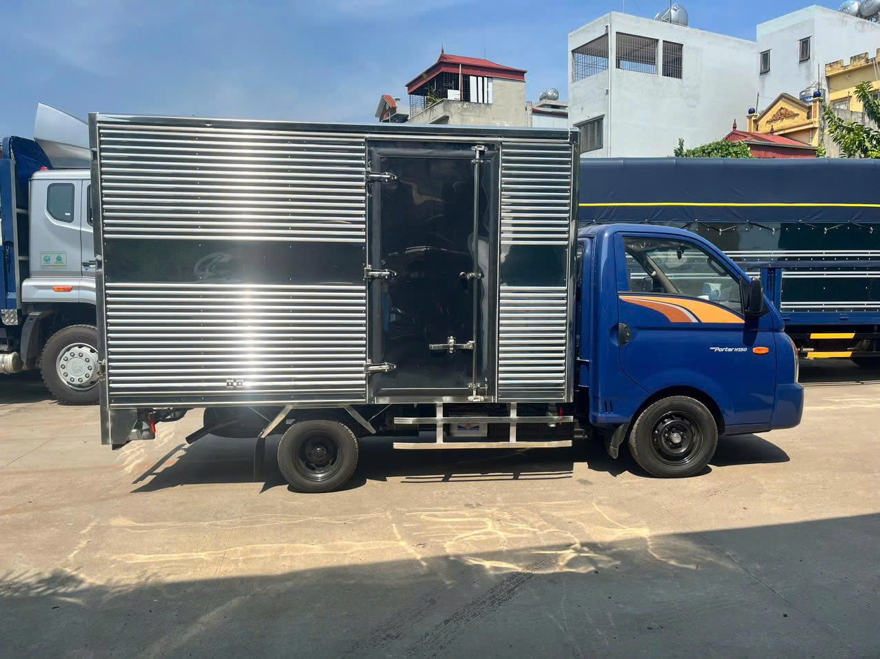 Xe Tải Hyundai 1.5 Tấn Thùng Kín Inox 304 Chở Hải Sản